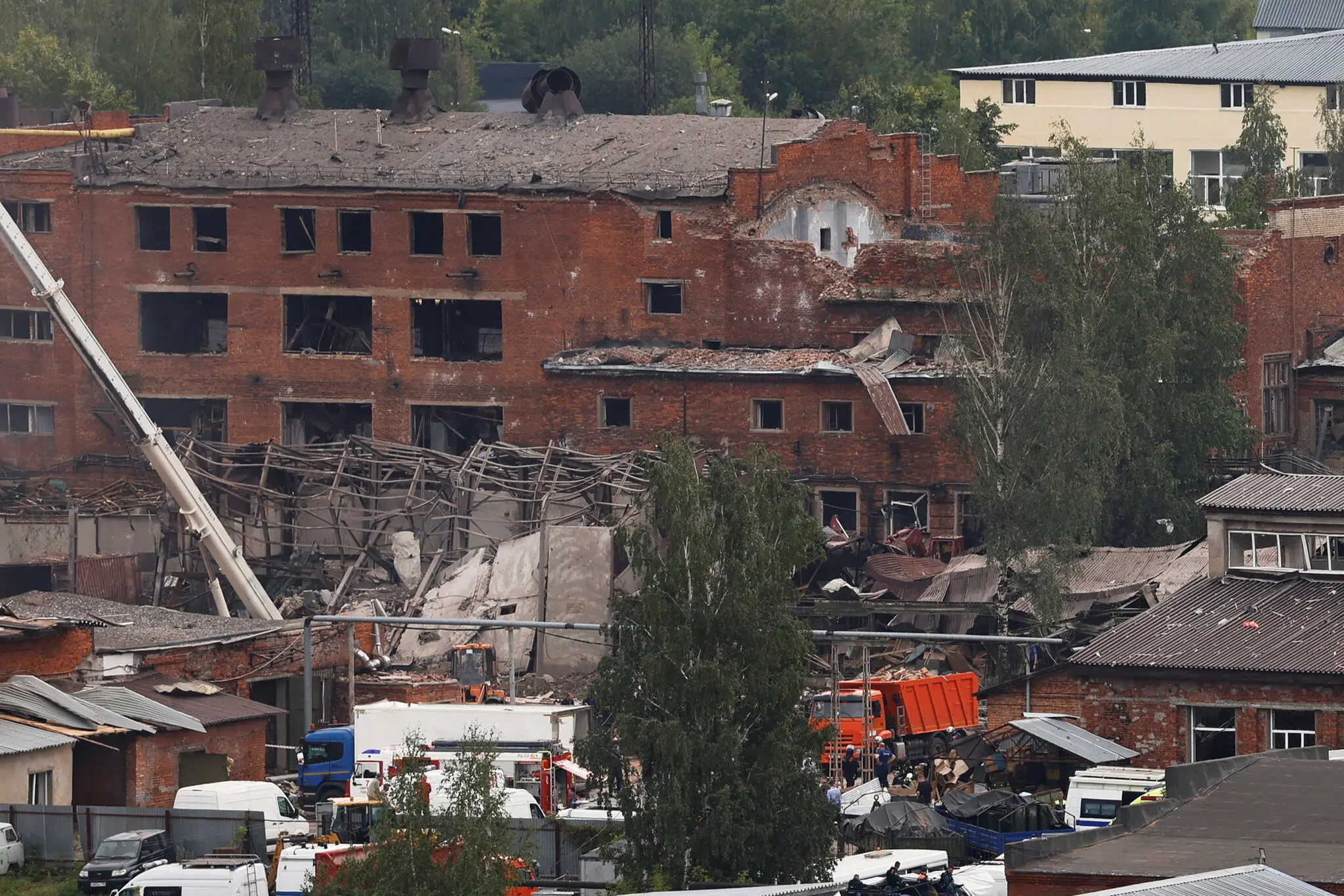 Співробітники служби порятунку в Сергієвому Посаді в Московській області Росії в середу після вибуху на території Загорського оптико-механічного заводу.